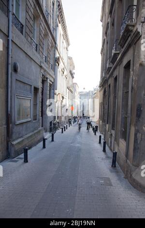 Bordeaux , Aquitaine / France - 11 07 2019 : rue Bordeaux ancienne en centre ville Gironde France Banque D'Images