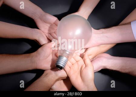 Ampoule à main levée Banque D'Images
