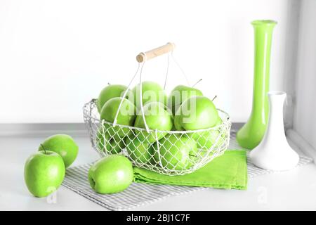 Pommes vertes sur le seuil de la fenêtre, fermeture Banque D'Images