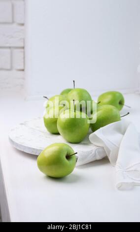 Pommes vertes sur le seuil de la fenêtre, fermeture Banque D'Images