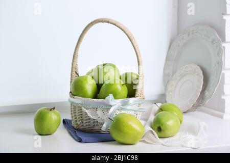 Pommes vertes sur le seuil de la fenêtre, fermeture Banque D'Images