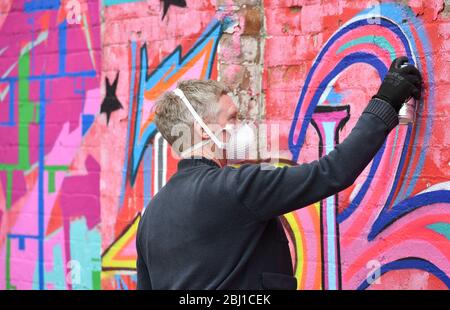 Artistes Graffiti travaillant dans la région de Digbeth à Birmingham, Angleterre, Royaume-Uni Banque D'Images