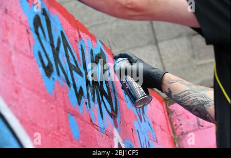 Artistes Graffiti travaillant dans la région de Digbeth à Birmingham, Angleterre, Royaume-Uni Banque D'Images