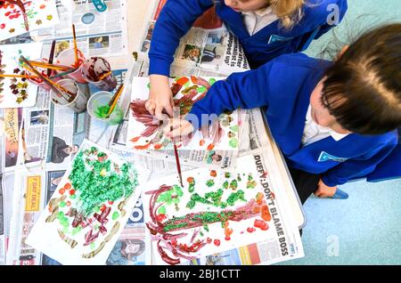 Jeunes enfants en peinture lors d'une leçon d'art dans une classe de réception à une école de Birmingham, West Midlands, Angleterre, Royaume-Uni Banque D'Images