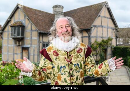 Un acteur dépeint William Shakespeare en dehors du lieu de naissance de Shakespeare à Stratford-upon-Avon, Warwickshire, Angleterre, Royaume-Uni Banque D'Images