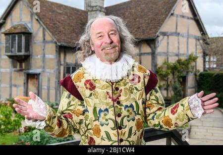 Un acteur dépeint William Shakespeare en dehors du lieu de naissance de Shakespeare à Stratford-upon-Avon, Warwickshire, Angleterre, Royaume-Uni Banque D'Images