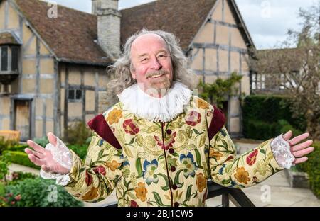 Un acteur dépeint William Shakespeare en dehors du lieu de naissance de Shakespeare à Stratford-upon-Avon, Warwickshire, Angleterre, Royaume-Uni Banque D'Images