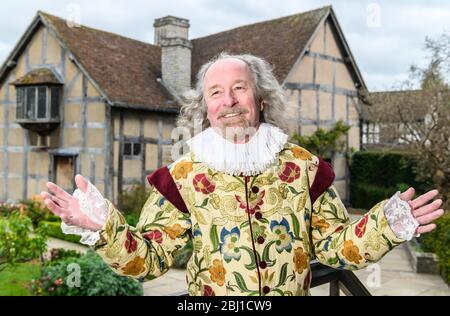 Un acteur dépeint William Shakespeare en dehors du lieu de naissance de Shakespeare à Stratford-upon-Avon, Warwickshire, Angleterre, Royaume-Uni Banque D'Images