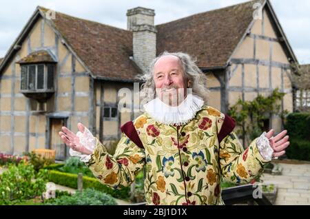 Un acteur dépeint William Shakespeare en dehors du lieu de naissance de Shakespeare à Stratford-upon-Avon, Warwickshire, Angleterre, Royaume-Uni Banque D'Images