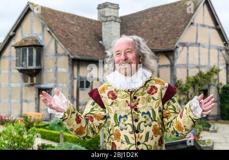 Un acteur dépeint William Shakespeare en dehors du lieu de naissance de Shakespeare à Stratford-upon-Avon, Warwickshire, Angleterre, Royaume-Uni Banque D'Images