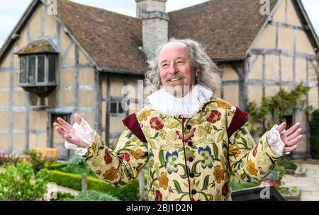 Un acteur dépeint William Shakespeare en dehors du lieu de naissance de Shakespeare à Stratford-upon-Avon, Warwickshire, Angleterre, Royaume-Uni Banque D'Images