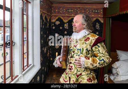 Un acteur dépeint William Shakespeare dans le lieu de naissance de Shakespeare à Stratford-upon-Avon, Warwickshire, Angleterre, Royaume-Uni Banque D'Images