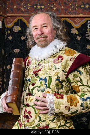 Un acteur dépeint William Shakespeare dans le lieu de naissance de Shakespeare à Stratford-upon-Avon, Warwickshire, Angleterre, Royaume-Uni Banque D'Images