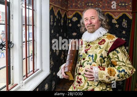 Un acteur dépeint William Shakespeare dans le lieu de naissance de Shakespeare à Stratford-upon-Avon, Warwickshire, Angleterre, Royaume-Uni Banque D'Images