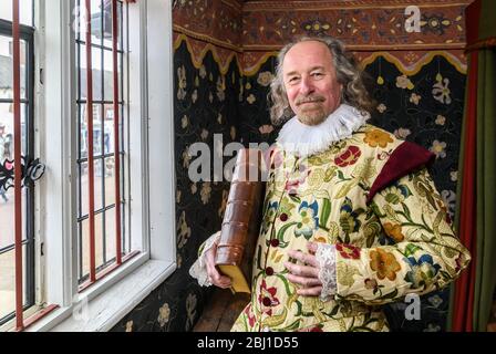 Un acteur dépeint William Shakespeare dans le lieu de naissance de Shakespeare à Stratford-upon-Avon, Warwickshire, Angleterre, Royaume-Uni Banque D'Images