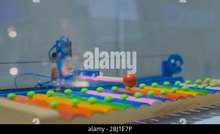 Robot playing sur xylophone coloré à l'exposition de la technologie. Avenir concept robotique et Banque D'Images