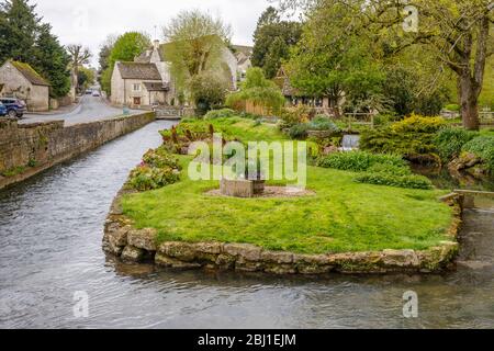 Vue sur la rivière Coln, Bibury Trout Farm et Arlington Mill à Bibury, un petit village préservé de Gloucestershire, dans les Cotswolds Banque D'Images