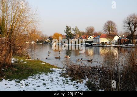 Maisons sur l'île de Pharaohs près de la Tamise lors d'une journée froide d'hiver, Shepperton Surrey Angleterre Royaume-Uni Banque D'Images