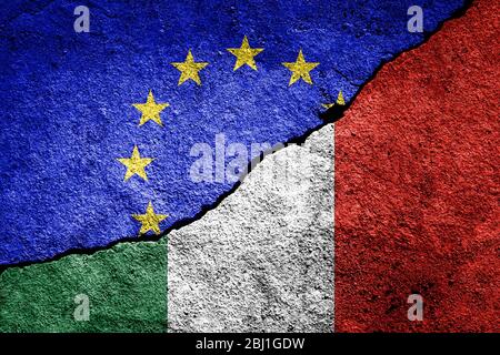 La fissure entre l'Union européenne et les drapeaux italiens sur le mur de béton. Le concept de détérioration des relations diplomatiques, confrontation A Banque D'Images