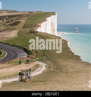 Visite en vélo des South Downs. Vue sur le paysage de la côte sud vers Beachy Head et son phare. East Sussex, Angleterre, Royaume-Uni. Banque D'Images