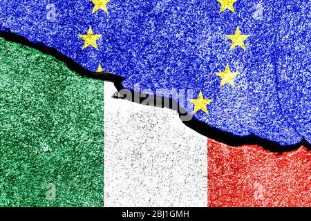 La fissure entre l'Union européenne et les drapeaux italiens sur le mur de béton. Le concept de détérioration des relations diplomatiques, confrontation A Banque D'Images