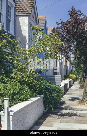 Maisons mitoyennes de couleur pastel sur White Hart Lane à Barnes. Terrace House est une forme de logement de densité moyenne qui est originaire d'Europe, où un ro Banque D'Images