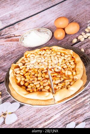 une tarte aux fruits secs de maman dans la table et l'ingrédient en bois Banque D'Images