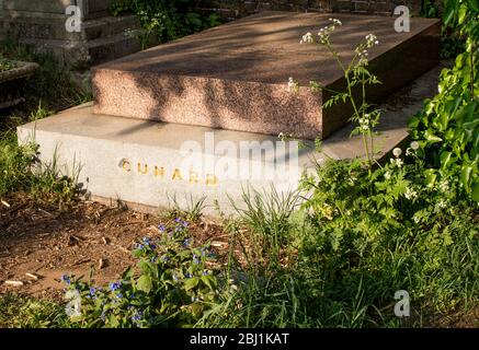 Pierre tombale de Samuel Cunard, fondateur de la ligne Cunard au cimetière de Brompton, Kensington, Londres; l'un des cimetières « sept » de Londres Banque D'Images