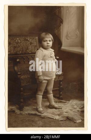 Photo du début des années 1900 d'un garçon de l'âge de 21/2 ans avec une coupe de cheveux de bob à la mode à l'époque, vers 1925. ROYAUME-UNI Banque D'Images