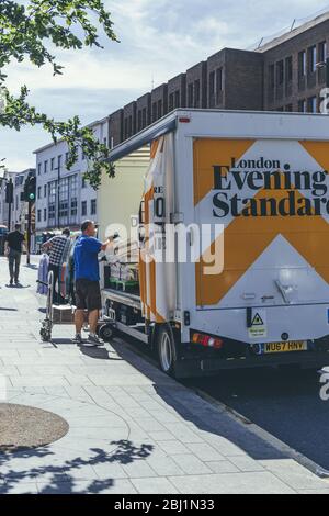 Londres/UK-1/08/18 : homme déchargeant le London Evening Standard dans le quadrant de Richmond. Le Evening Standard est un journal local quotidien gratuit, public Banque D'Images