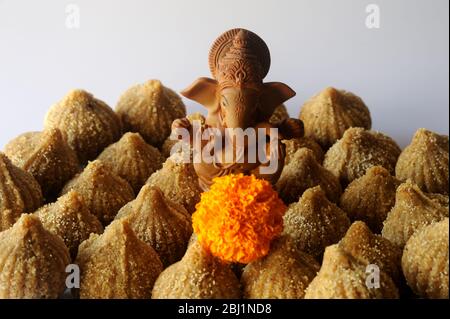 Mumbai, Maharashtra, Inde- Asie, 27 avril 2020 - Ganesh Chaturthi Dieu hindou Ganesha avec laddu/modak fait de sucre de farine de blé et de ghee Banque D'Images