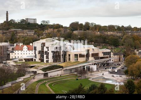 Le bâtiment écossais Paralment moderne dans la région de Holyrood à Édimbourg, en Écosse. Calton Hill dans le fond. Banque D'Images