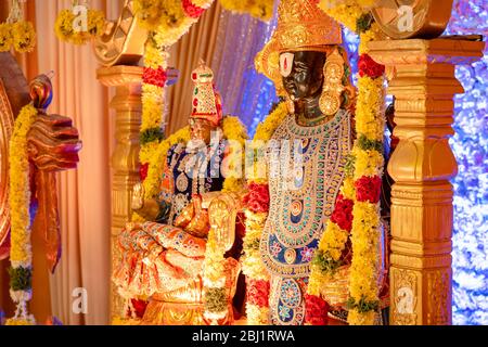 L'idole de Lord Balaji et Lakshmi décoré de décorations et de fleurs lors d'un mariage hindou sud-indien Banque D'Images