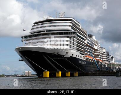 Bateau de croisière MS Nieuw Statendam de Holland America Line, amarré à côté du Muziekgebow, dans le port d'Amsterdam Banque D'Images