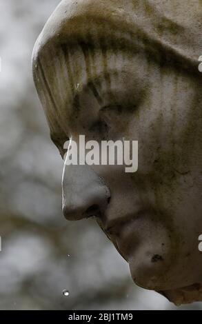 Derby, Derbyshire, Royaume-Uni. 28 avril 2020. Une raindrop tombe d'une statue de Florence Nightingale après que la nation a observé un silence de minuteÕs pour se rappeler les travailleurs clés qui sont morts à cause de Covid-19 pendant le verrouillage de la pandémie de coronavirus. Credit Darren Staples/Alay Live News. Banque D'Images