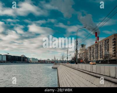 Moscou, RUSSIE - MARS 2020. Vue panoramique sur la rivière Moscou et le bankment de Berezhkovskaya. Nuages dans le ciel bleu et fumée des tuyaux du TPP Banque D'Images