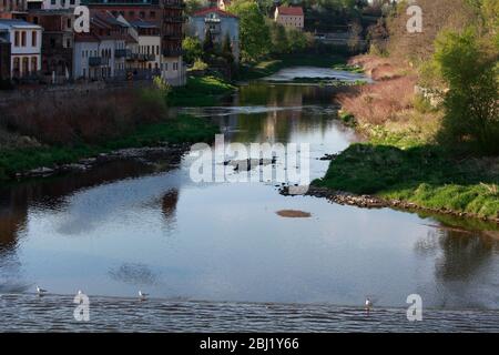 Die Neisse bei Görlitz führt Niedrigwasser, es fliesst kaum noch Wasser das Wehr herunter. Görlitz, 27.04.2020 Banque D'Images