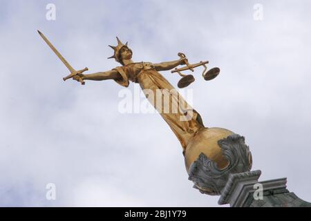 Statue de Lady Justice, située au sommet de Old Bailey, Central Criminal court, Londres Banque D'Images