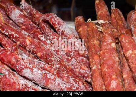Saucisses sur le marché de Borough à Londres. Les saucisses sont de grandes saucisses françaises épaisses, généralement de forme texturée et aromatisées aux herbes. Banque D'Images