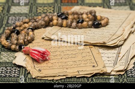 Perles de prière musulmanes avec des pages anciennes du Coran. Concepts islamiques et musulmans. Anciennes feuilles de papier du livre arabe Banque D'Images