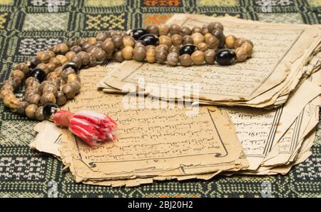 Perles de prière musulmanes avec des pages anciennes du Coran. Concepts islamiques et musulmans. Anciennes feuilles de papier du livre arabe Banque D'Images