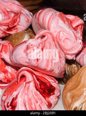 Les biscuits à la vanille meringue française s'empilent les uns sur les autres pour être vendus dans une boulangerie ou une pâtisserie. Produits frais buffet brunch Restauration repas manger partie S Banque D'Images