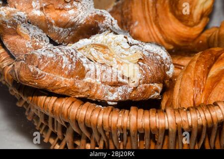 Vitrine d'une boulangerie et d'une pâtisserie avec une variété de produits de boulangerie, pains, beignets et pâte feuilletée pendant le festival de la cuisine de rue Banque D'Images