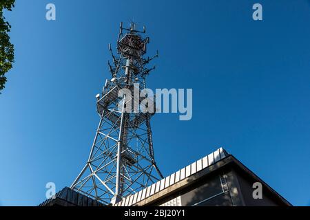 Tour de radio cellulaire, antenne utilisée pour les télécommunications de téléphones mobiles. Banque D'Images