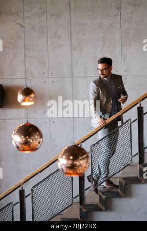 Portrait d'un bel homme à la confiance des entreprises Banque D'Images