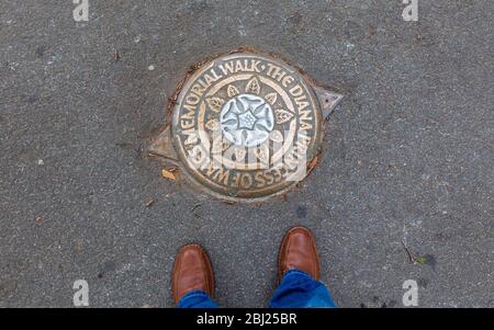 Marqueur métallique dans le pavé indiquant les directions pour la promenade Diana Princess of Wales Memorial Walk, Londres Banque D'Images