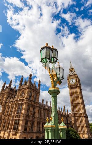 Tour de l'horloge Big Ben et les Chambres du Parlement de Westminster Bridge, Londres, Angleterre Banque D'Images