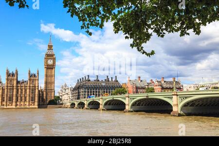 La tour de l'horloge Big Ben, le Parlement et le pont Westminster en face de la Tamise, Londres, Angleterre Banque D'Images