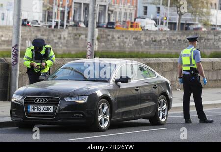 Les véhicules s'arrêtent à un point de contrôle Garda dans le centre-ville de Dublin, car Gardai a été déployé à des points de contrôle à l'échelle nationale pour empêcher les gens de voyager à travers le pays pour le week-end de vacances de la banque de mai. Banque D'Images