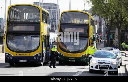 Les véhicules s'arrêtent à un point de contrôle Garda dans le centre-ville de Dublin, car Gardai a été déployé à des points de contrôle à l'échelle nationale pour empêcher les gens de voyager à travers le pays pour le week-end de vacances de la banque de mai. Banque D'Images